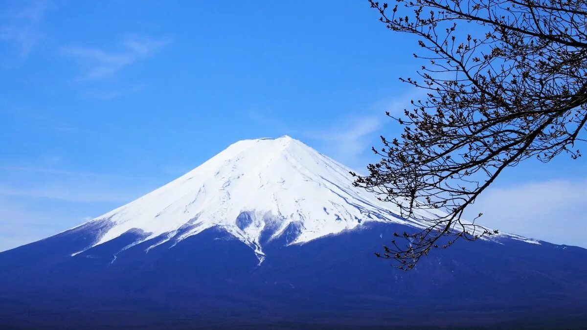 Фудзияма абсолютная высота. Вулкан Фудзияма. Гора Фудзияма в Японии. Главная достопримечательность Японии Фудзияма. Фудзияма вулкан туристы.