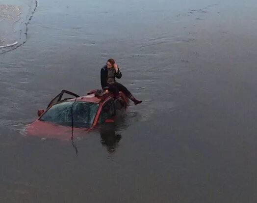 Затонувшие автомобили. Машина с бассейном. Машина в воде. Машина падает в воду. Машина попала под воду.