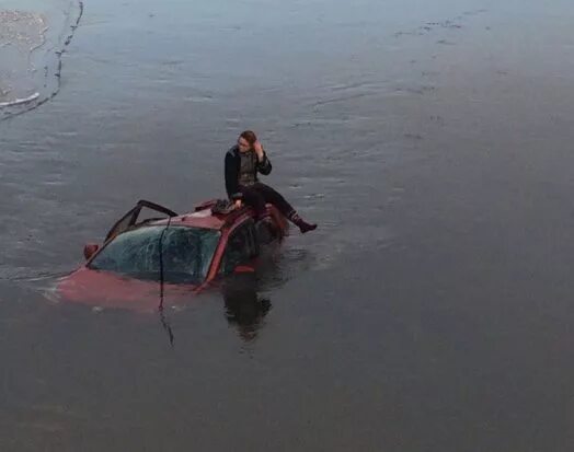 Падали машины в воду. Утонувшие машины слюдьм. Автомобиль упал в воду. Утопленные машины с людьми.