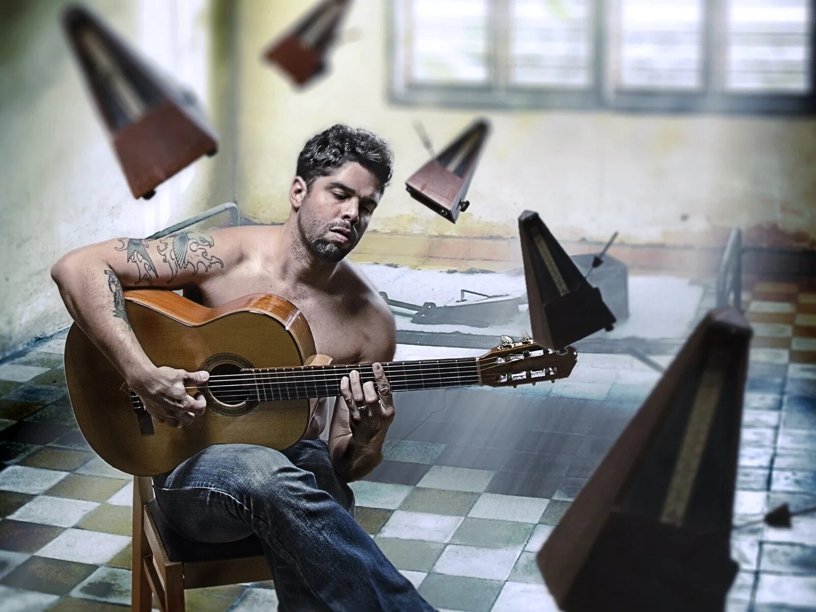 Хуан Гарсия гитарист. Мужчина с гитарой. Парень с гитарой. Мужик с гитарой. Исполнитель веселых песен