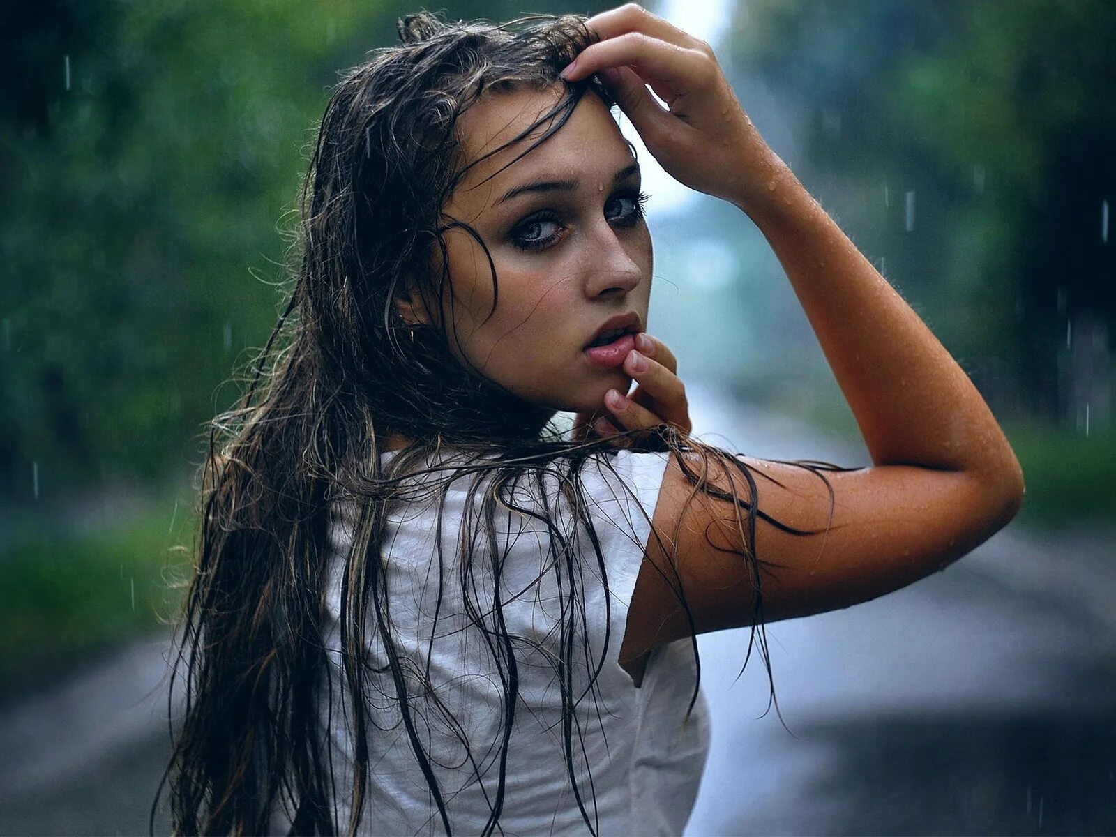 Девчонки под. Девушка под дождем. Красивая девушка под дождем. Фотосессия под дождем. Лицо девушки под дождем.
