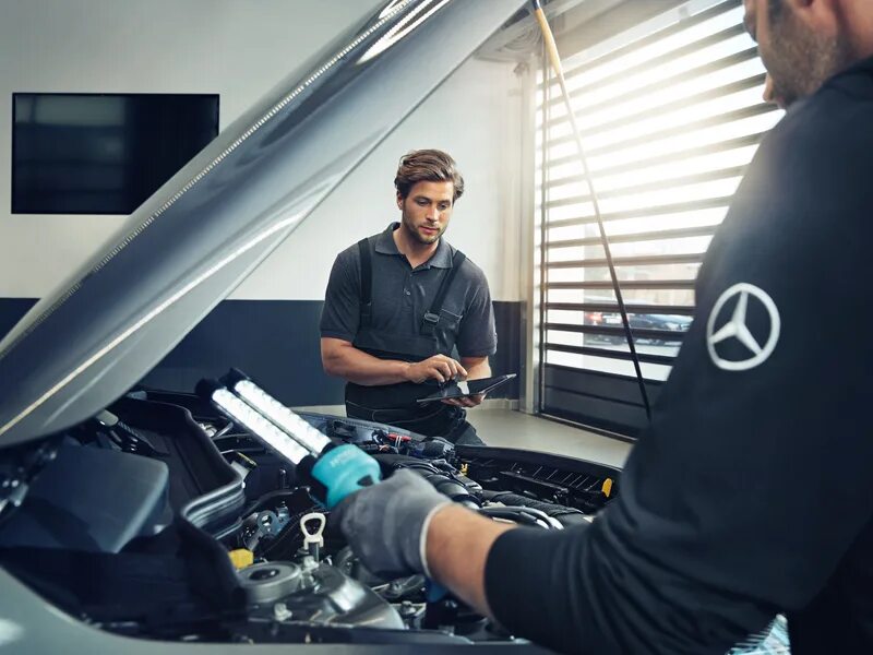 Обслуживание вашего. Mercedes benz service. механик мерседес. техническое обслуживание мерседес. mercedes benz сервис.
