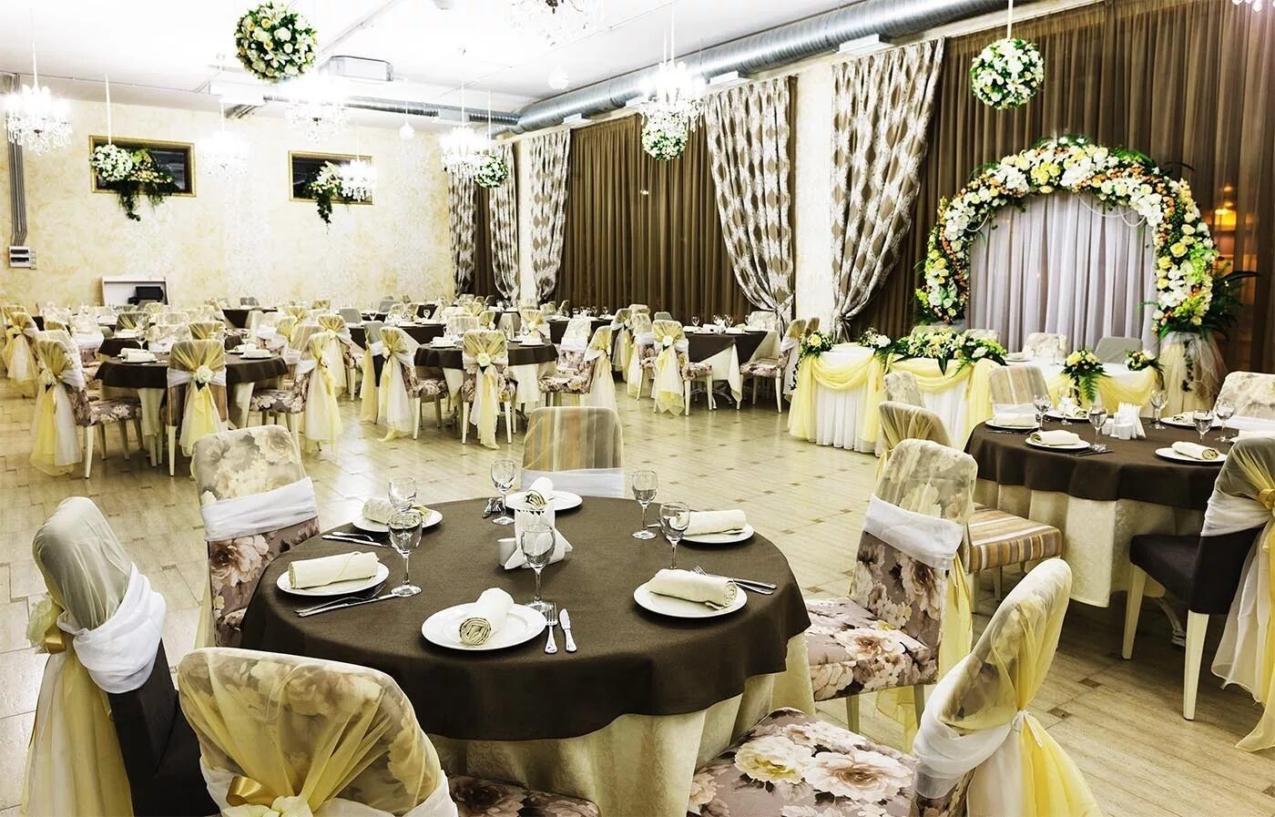 Банкетный зал аверьяновка. Банкетный зал скандия измайлово. Зал скандия свадьба. Банкетные залы свадьбы 50 человек. Поместье парк серебряный бор свадьба.