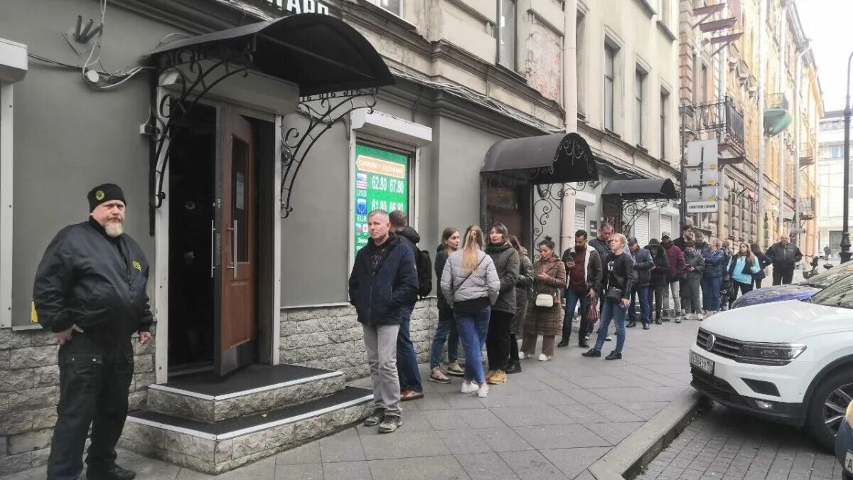 Обмен валюты санкт петербург лиговский. Жители петербурга. очередь. очередь в обменник на лиговке. очередь фото.