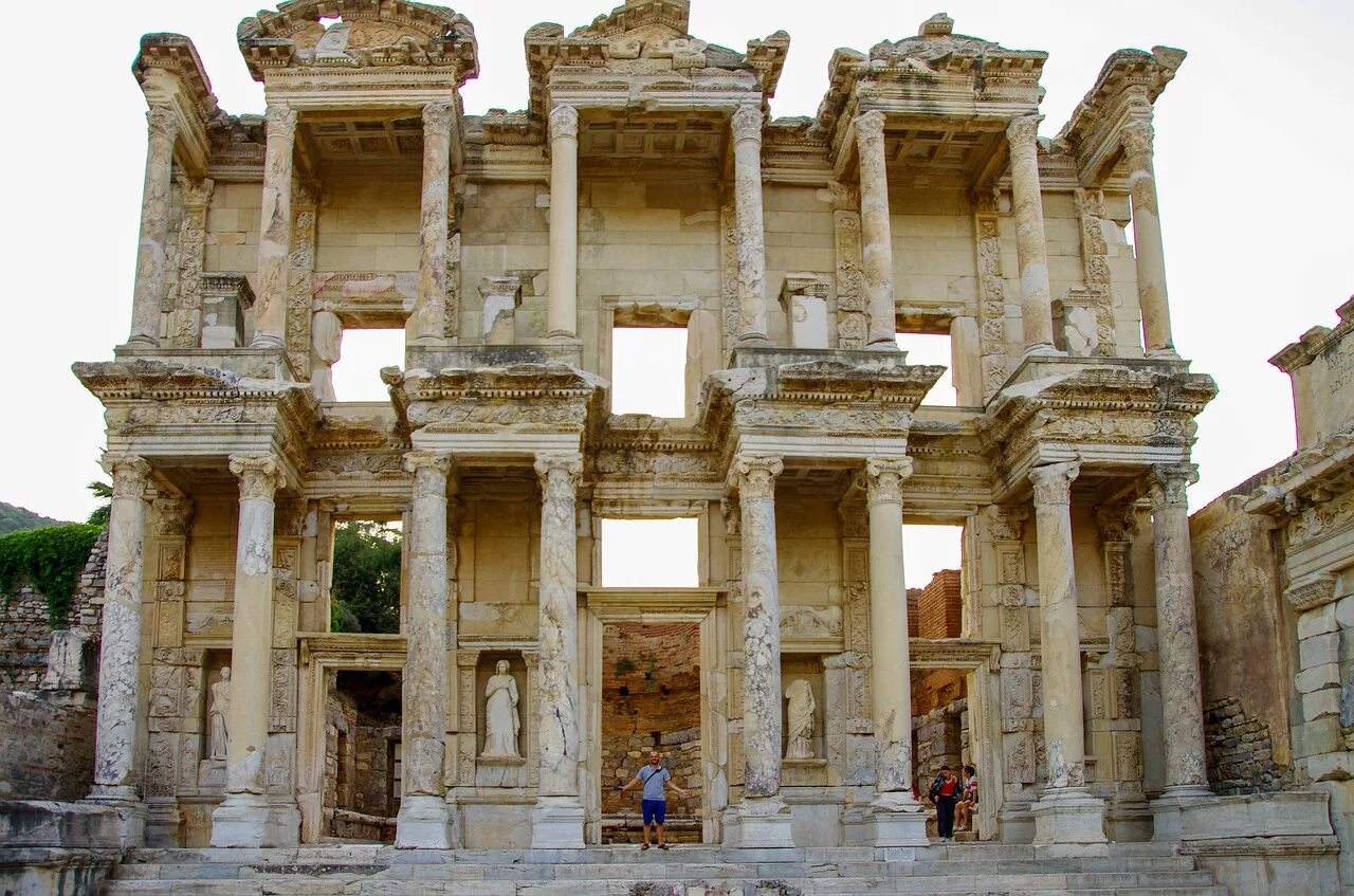 The temple of artemis. Храм Артемиды, Эфес, Турция. Измир храм Артемиды. Город Эфес руины храма Артемиды. Храм Афродиты в Эфесе.