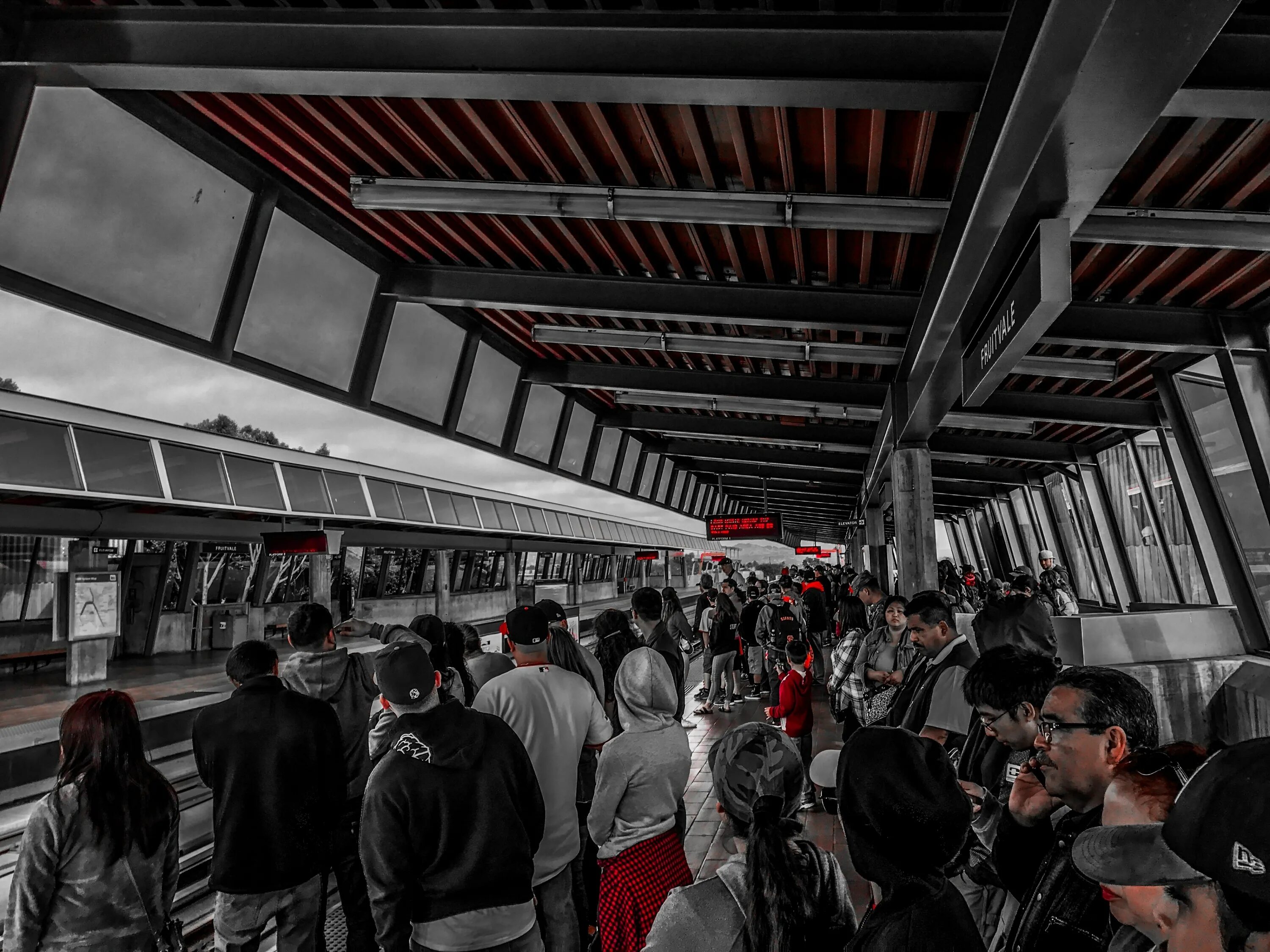 Поезд пипл. Толпа людей в метро. толпа на платформе метро. люди на поезде толпа. людная платформа метро.