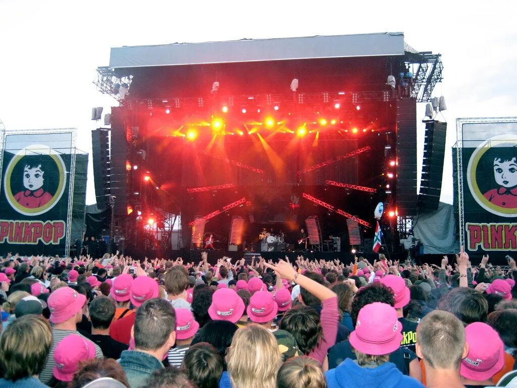 Pop festival. Рок фестиваль нидерланды. Фестивалем рок-музыки «пинк-поп». Pinkpop фестиваль. Glastonbury festival 2023.