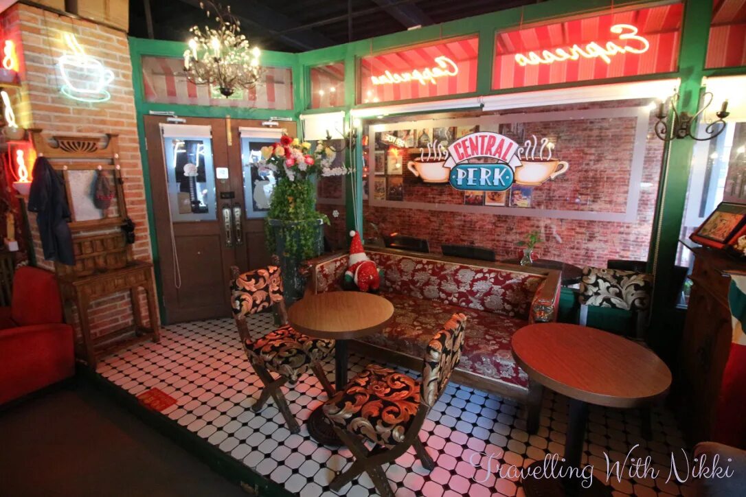 Кафе друзья телефон. The friends Пермь кафе. Кафе Central Perk Москва. Френдс кафе Пермь. Центральная кофейня Пермь.