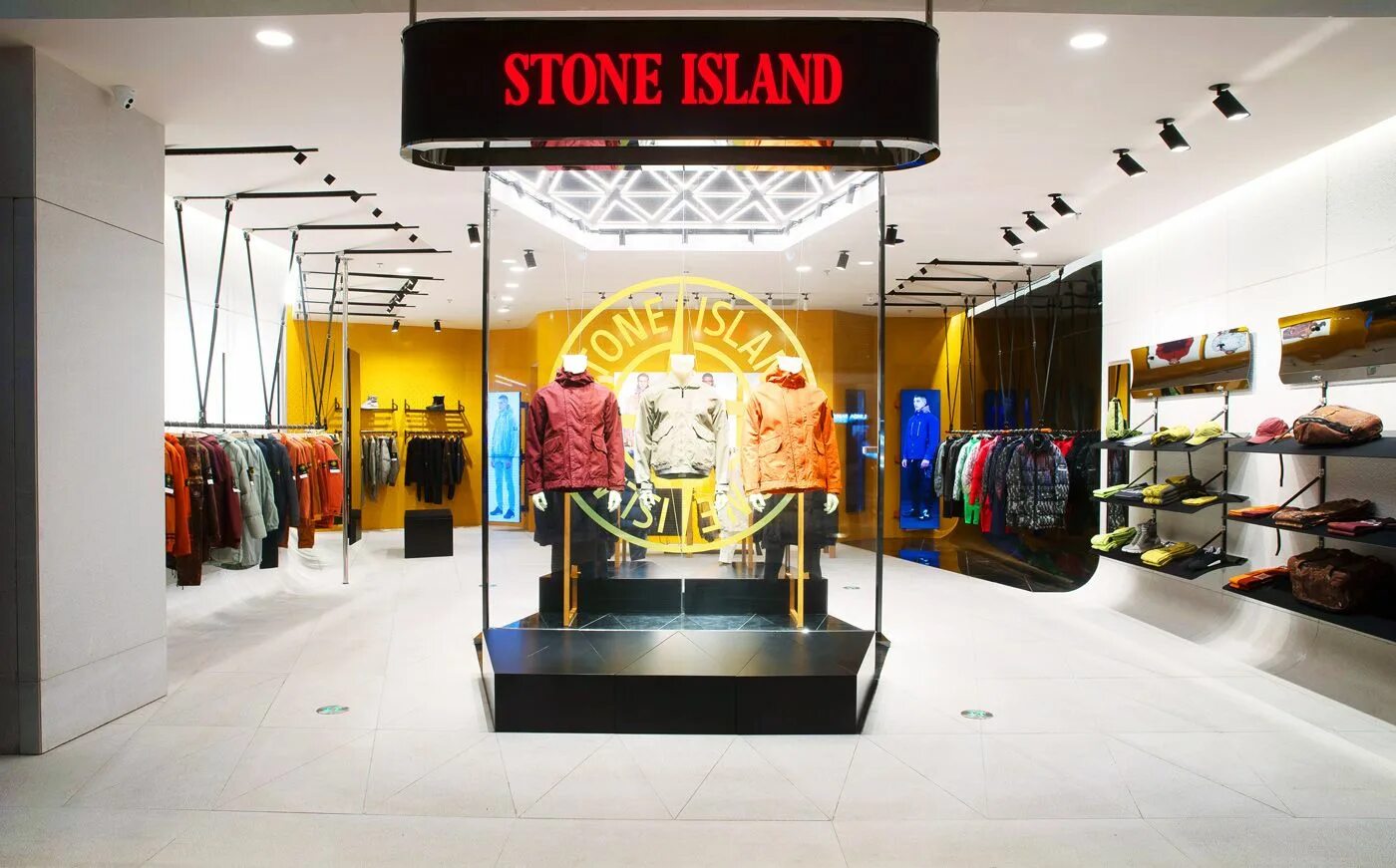 Цум stone. Бутик Stone Island. Стон Исланд ЦУМ. Stone Island ЦУМ аутлет.