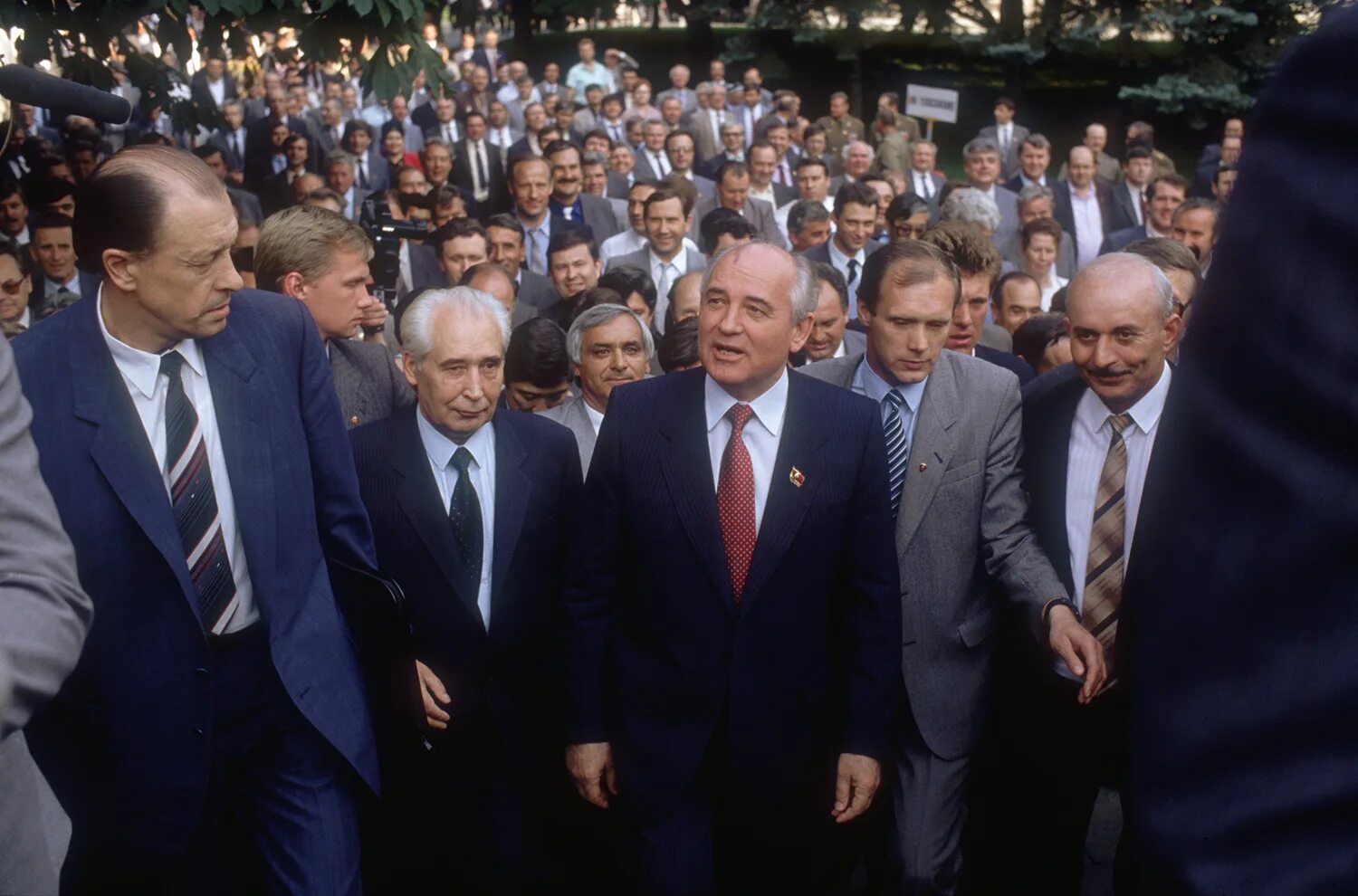 Эпоха 1985 1991 годов вошла в историю. Горбачев 1990. Горбачев 1985 перестройка. Ельцин Горбачев 28 съезд.