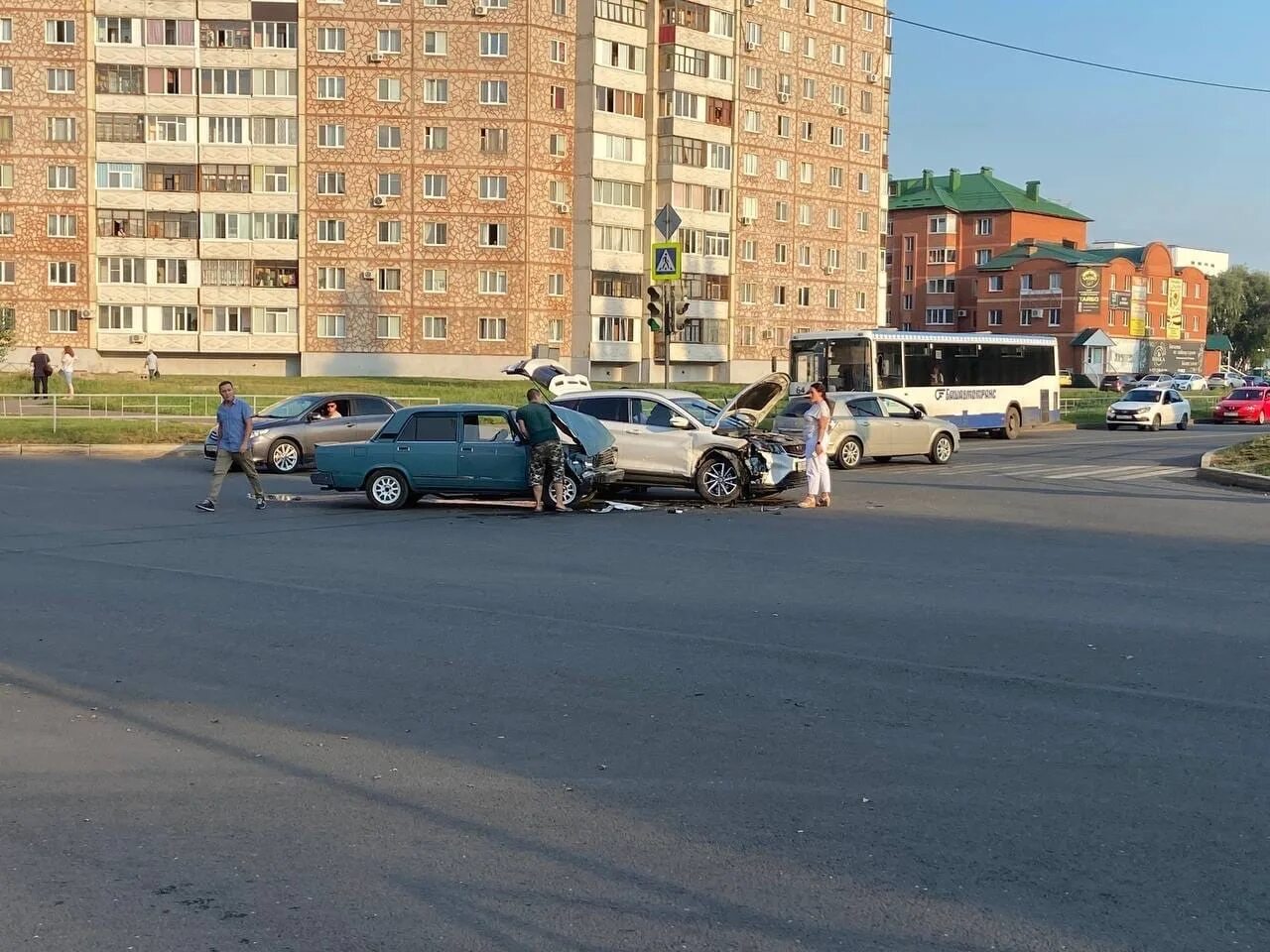 Чп дтп салават черный. Город Салават перекресток. Город Салават авария на перекрёстке Салавата Юлаева Губкина. Пересечение Салавата Юлаева Чичерина..