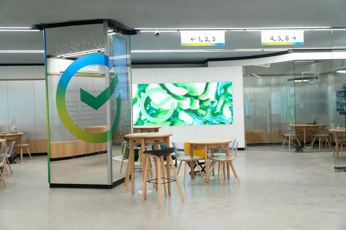 сбер новый дизайн. новый офис сбербанка. современный офис сбербанка. сбербанк новый формат офиса. сбер новый дизайн.