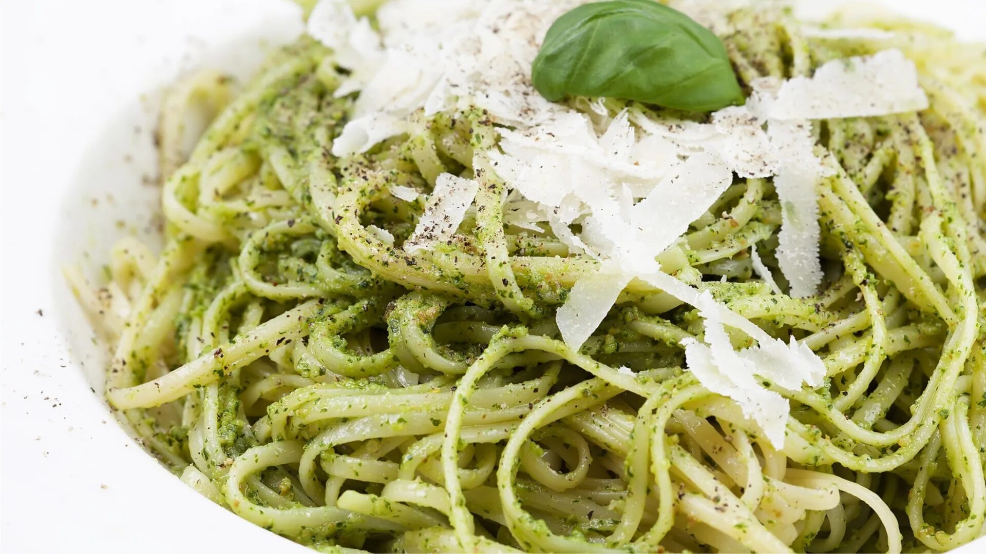 феттучини альфредо с креветками. паста с курицей и шпинатом. паста со шпинатом. фетучини верде. спагетти тальятелле зеленые.