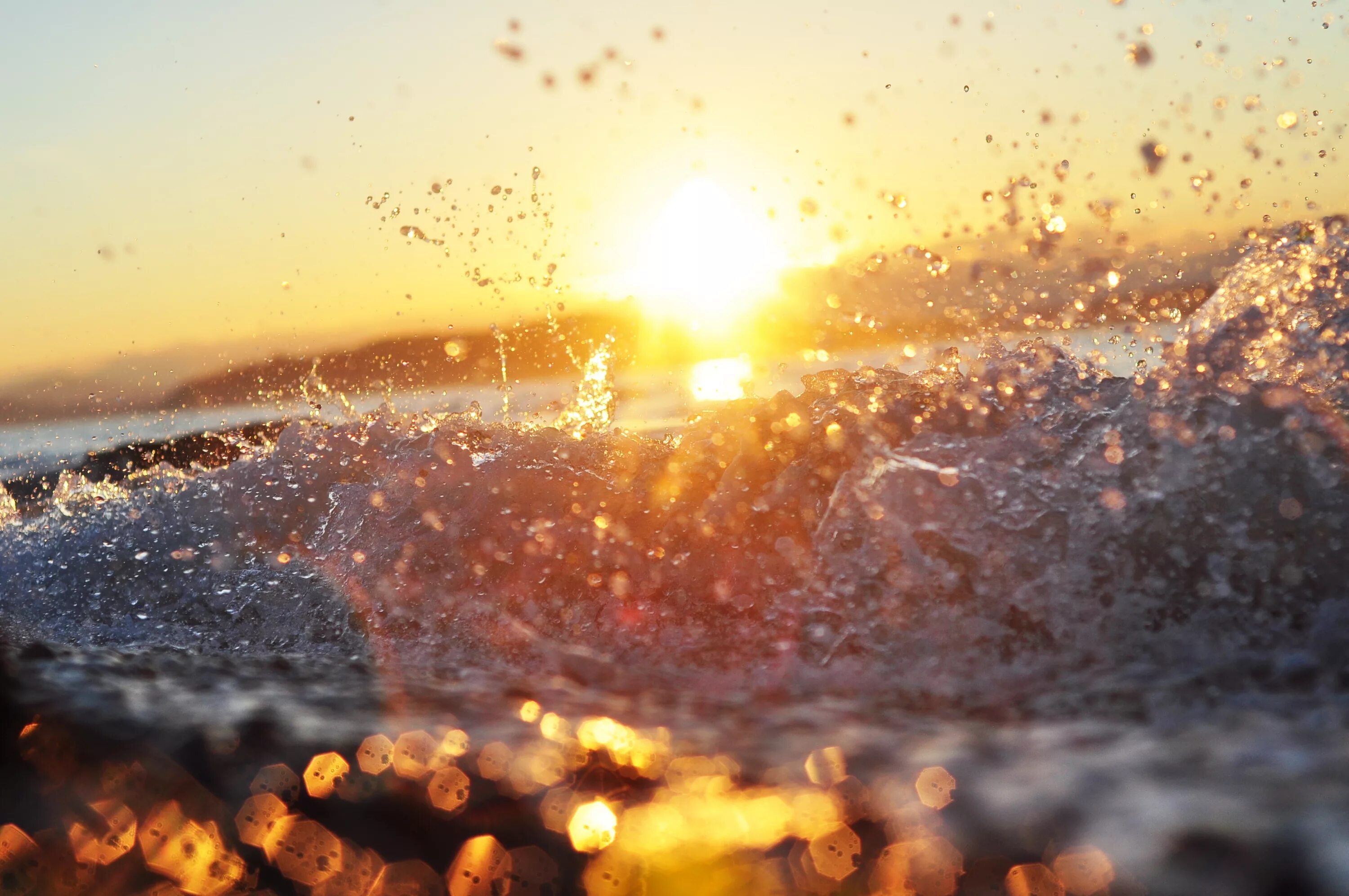 Солнечные блики на воде. Солнце и вода. Блики солнца на воде. Брызги солнца. Лучи света капли