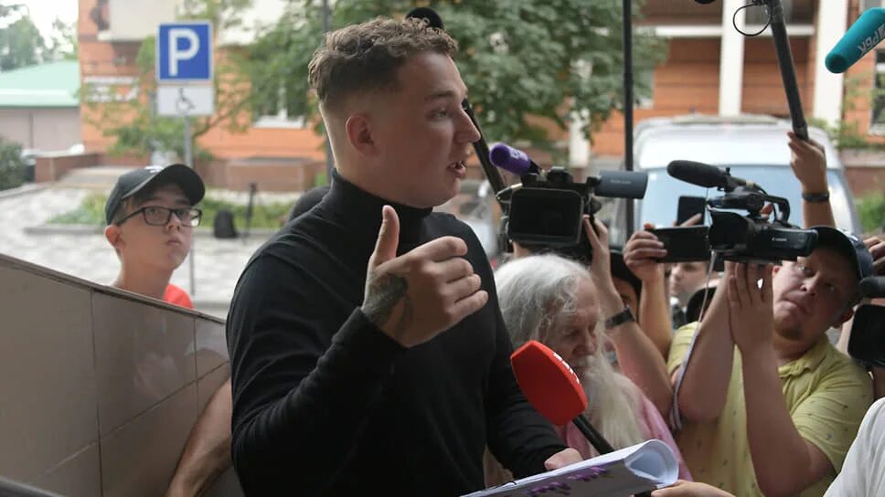 Блоггер брать. Блоггер берет интервью в машине. блоггер берущий интервью в москве на площади. беловолосый блогер берет интервью.