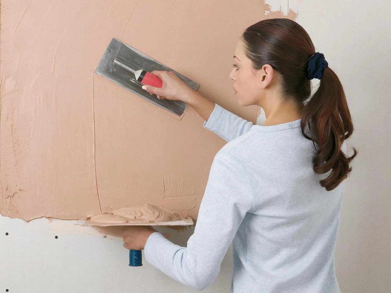 Перед покраской гипсокартона нужно. Шпаклевка стен. Шпатлевание поверхности. Окрашивание стен. Шпаклеванные стены.