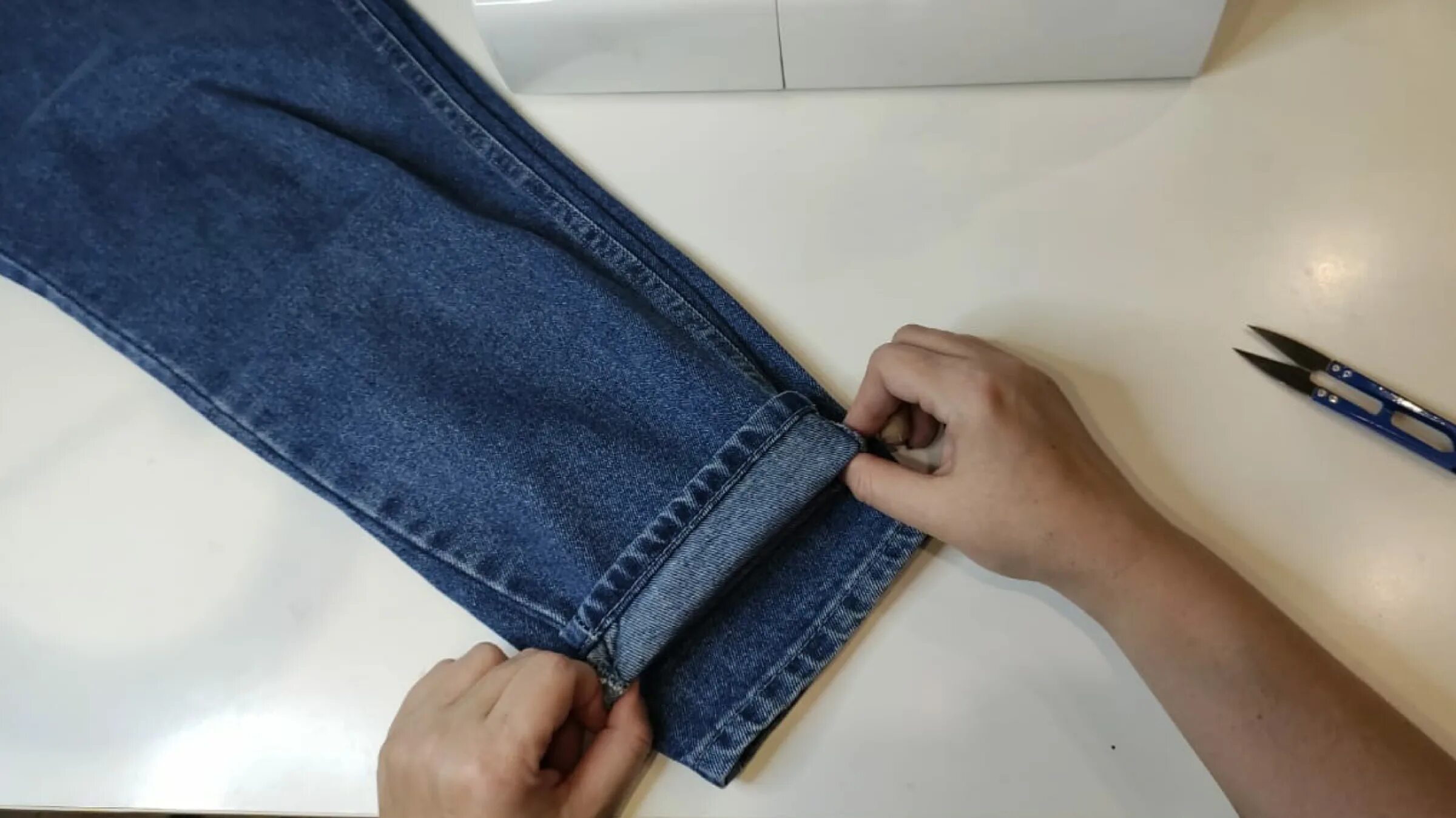 Укорачивание джинс. Джинсы на подшивку. Подшить джинсы. Подгибка джинс с сохранением фабричного шва. Как подшить джинсы без фабричного шва