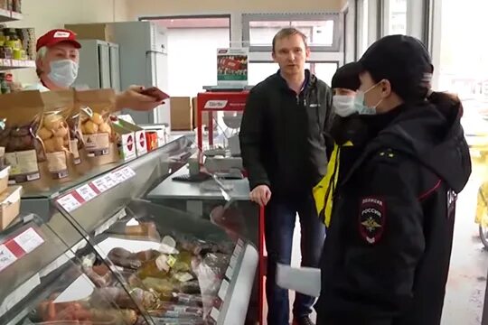 Поход в магазин. Бесплатные маски в магазинах. Без магазинов учения. Продавщица в маске. Магазин без масок.