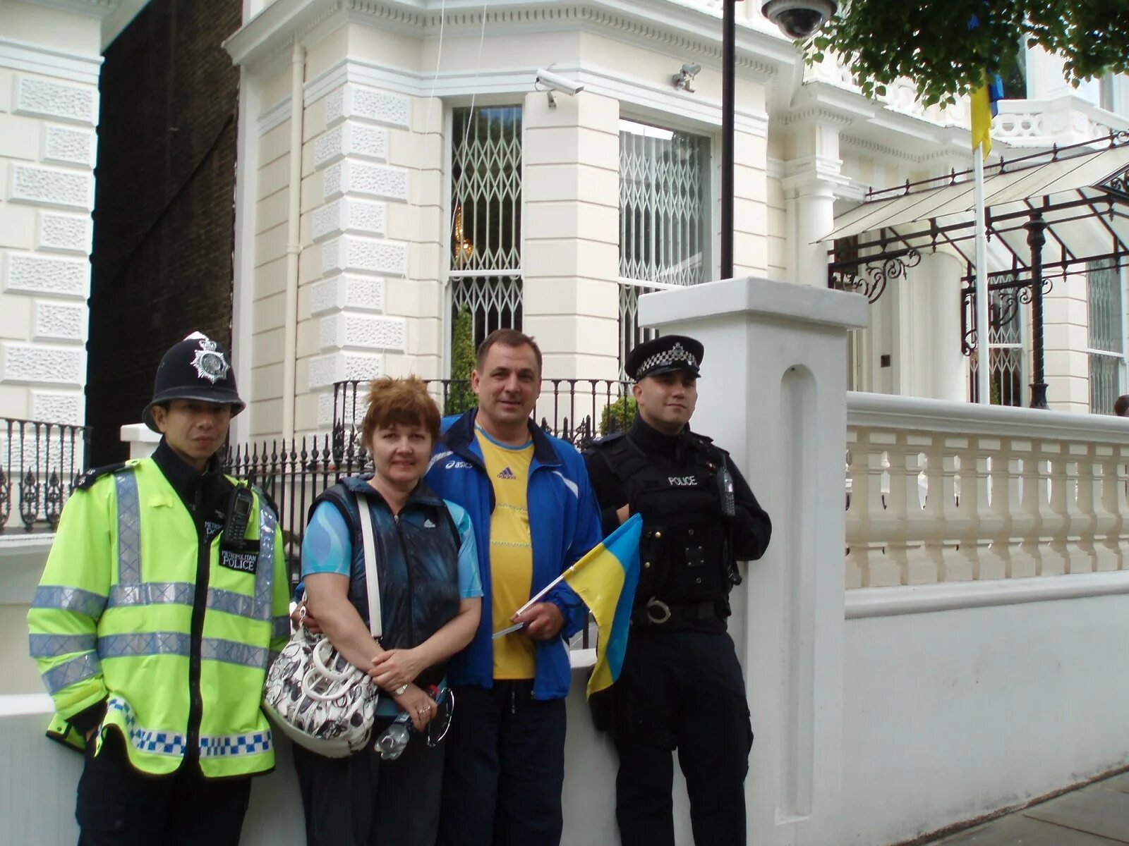 Где посольство украины. Леонтьевский переулок посольство Украины. Посольство Украины в Великобритании. Украинское посольство в Лондоне. Украинское посольство в Москве.
