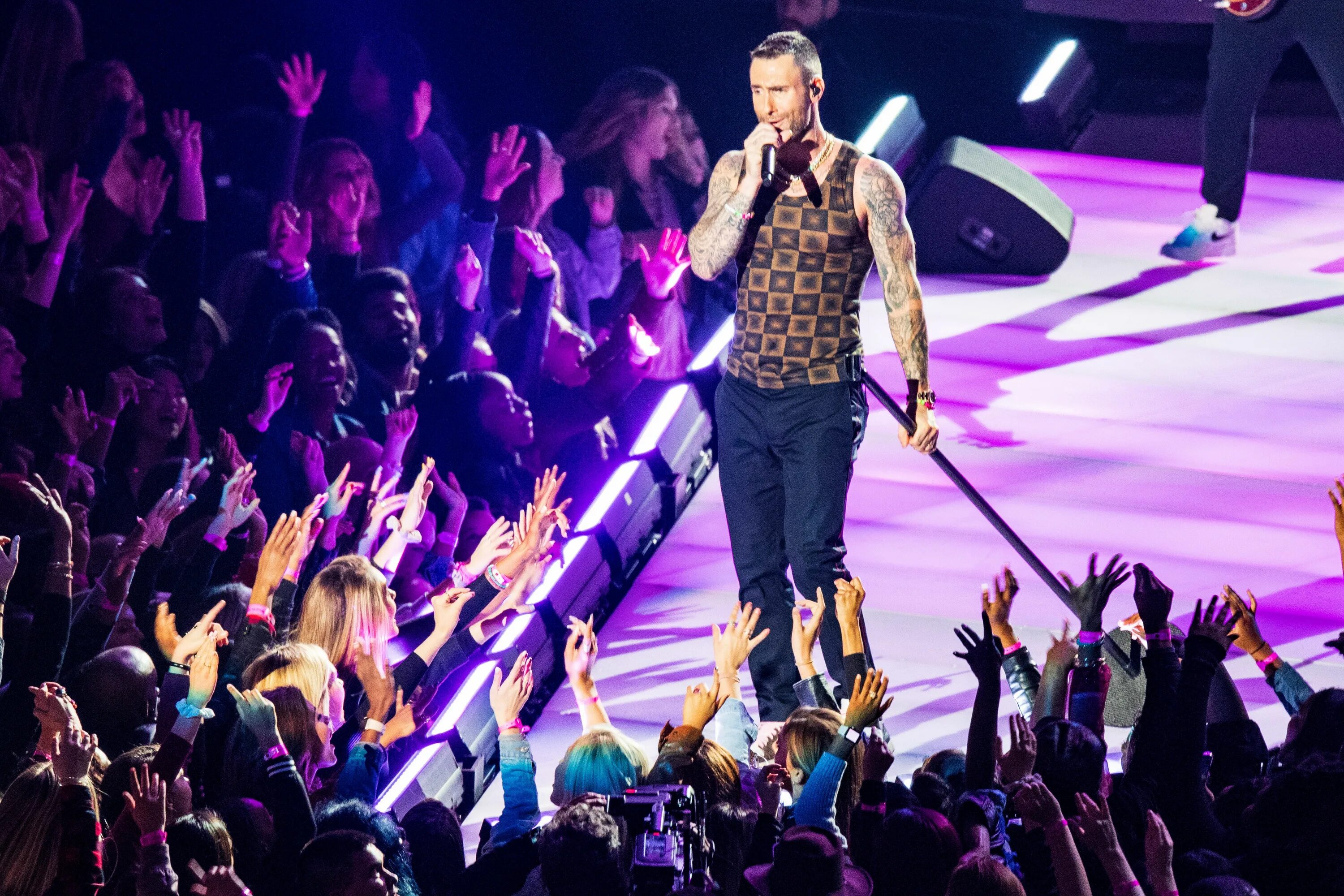 Maroon 5. Maroon 5 Live. Perform a show