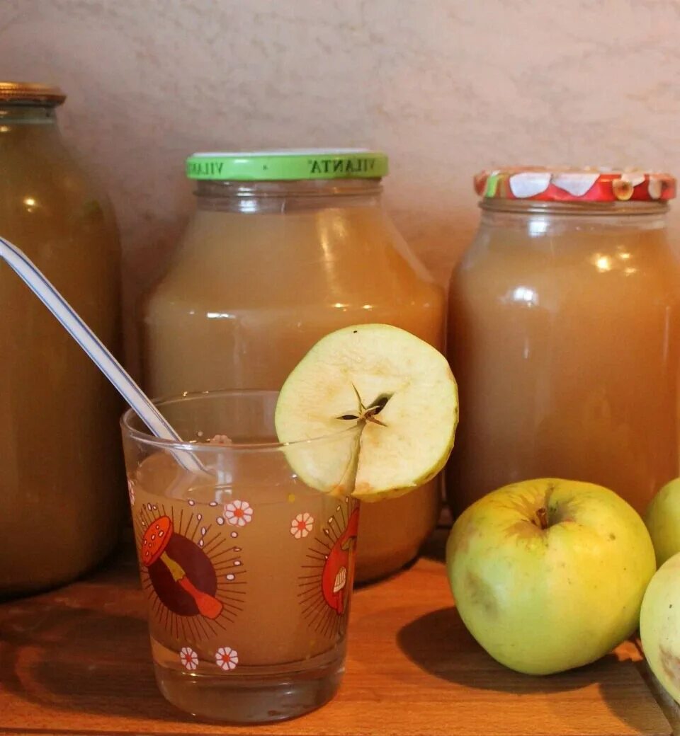 Яблочный сок. Яблочный сок на зиму в домашних. Домашний яблочный сок. Яблочный сок в банке. Яблочный сок вода сахар