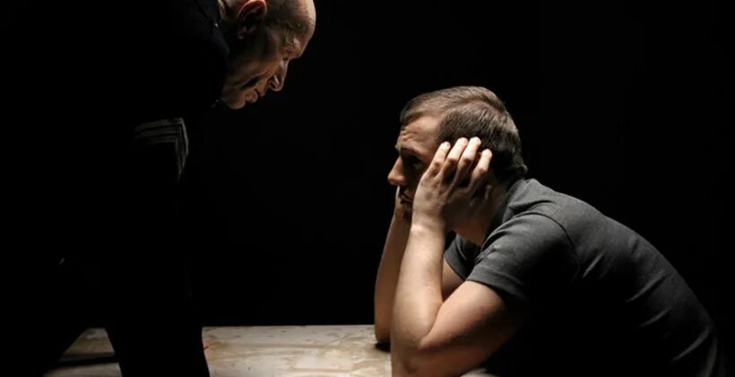 полиция допрашивает преступника. камера допроса. допрос преступника. место проведения допроса. комната допроса.