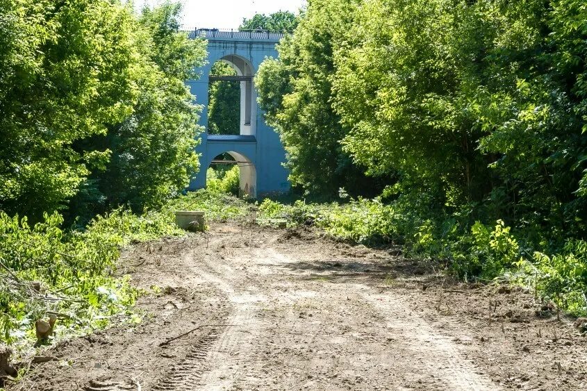 Каменный мост через березуевский овраг. Овраг можайка калуга. Березуевский овраг в калуге. Калуга виадук каменный мост. Можайск овраг.