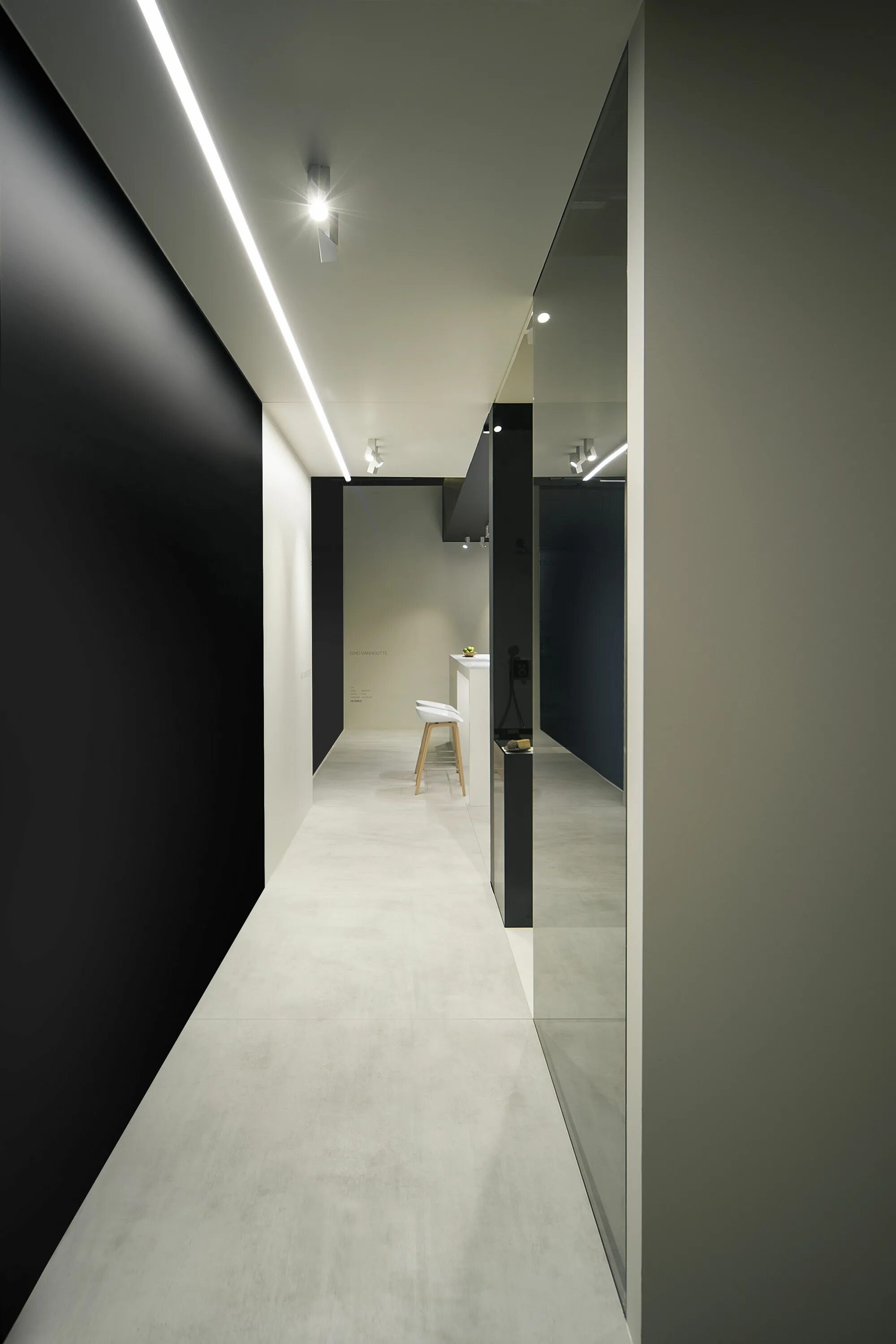 Освещение в коридоре. Светодиодная лента в узком коридоре. Узкий световой. Потолок в прихожей с подсветкой. Освещение в прихожей.