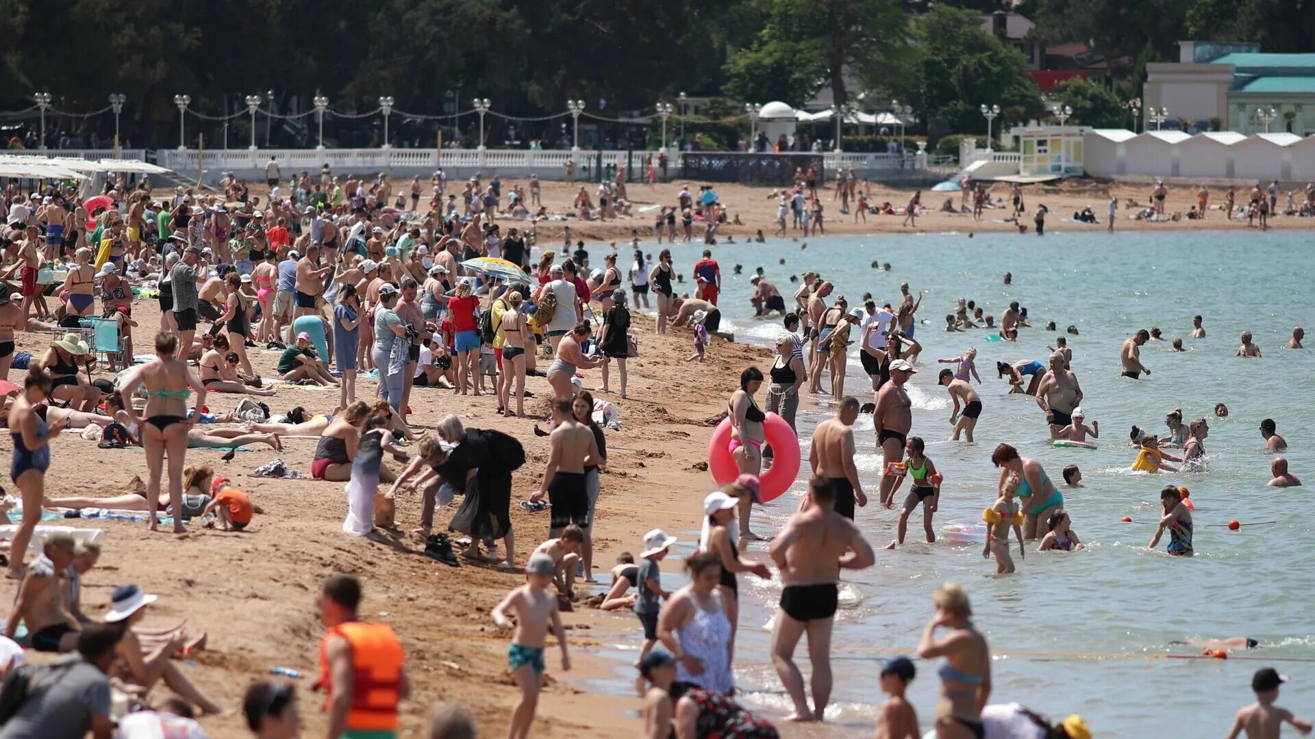 Анапа лето 2023. Черное море пляж. Отдыхающие на пляже. Черноморское пляж.