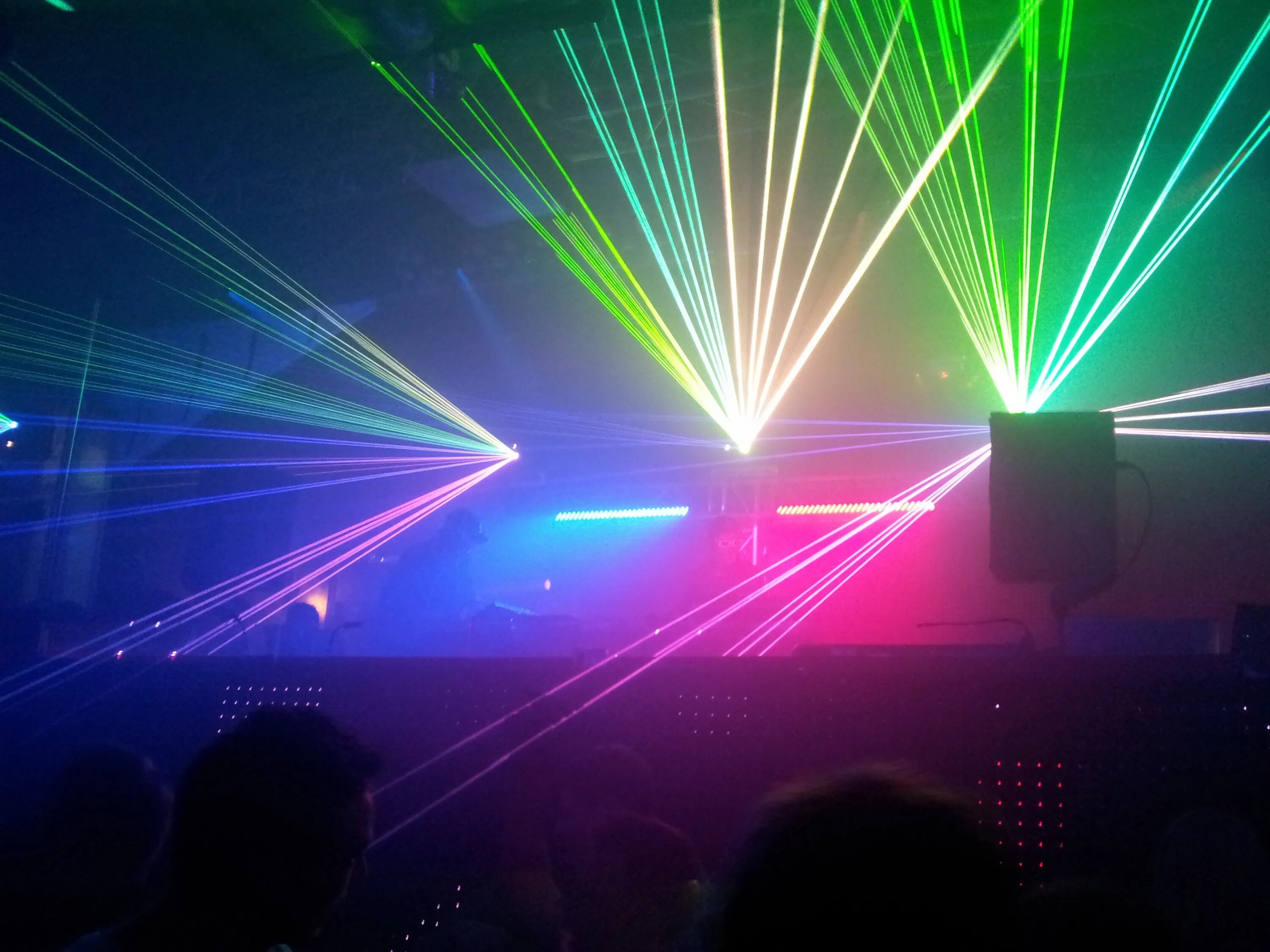 Диско диджеи. Лазерная светомузыка party lights. светомузыка stage lighting. эффект дискотеки. светомузыка в клубе.