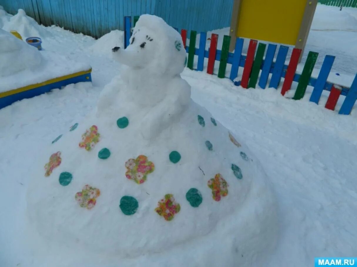 Зимние участки тема. Лепка из снега в детском саду. Постройки из снега на участке детского по сказкам. Лепка снежных фигур в детском саду. Зимние постройки в детском саду по сказкам.