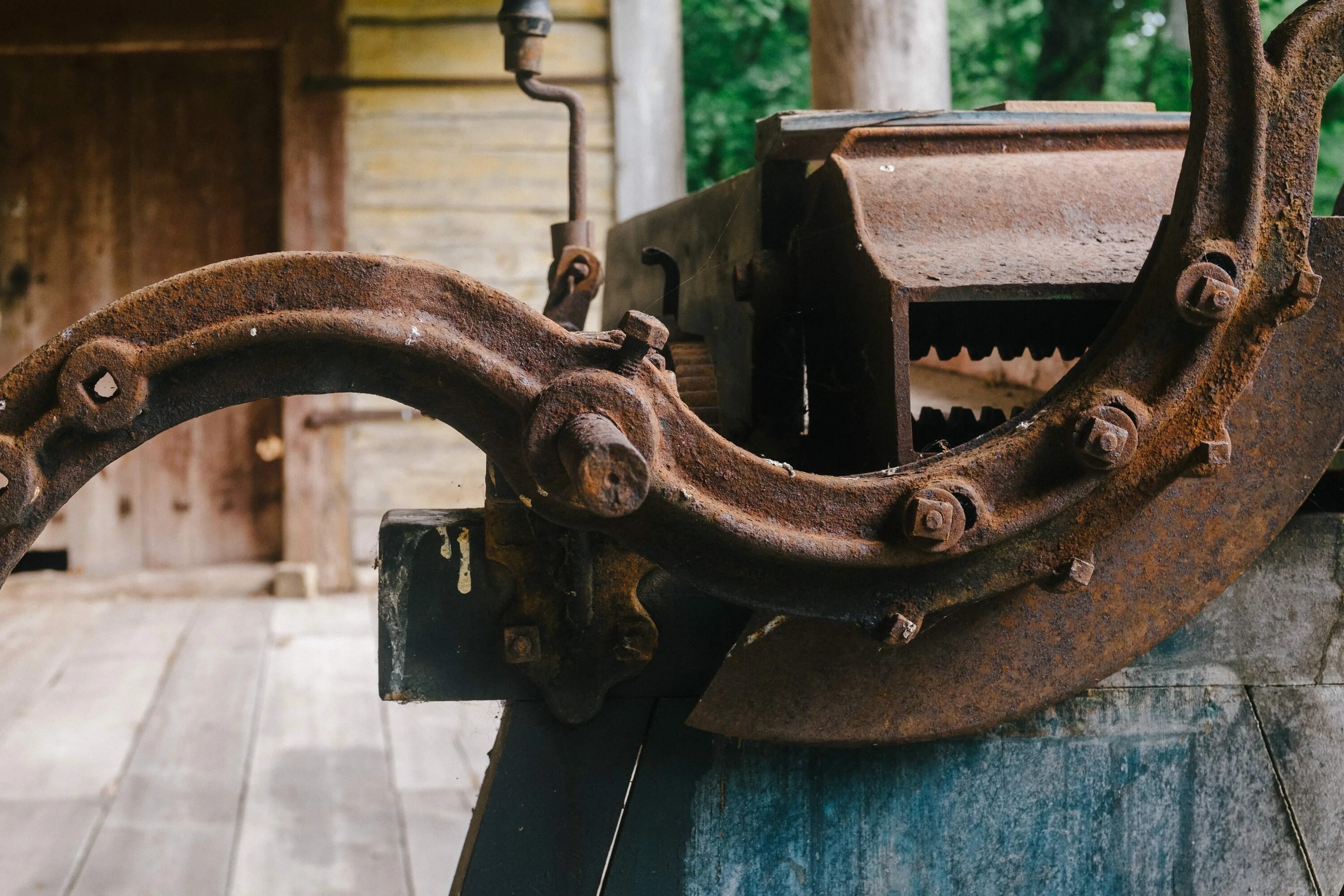 Шестеренки механизм. Ржавые и чистые детали. Шестеренка коррозия. Детали в стиле стимпанк. Ржавый редуктор.