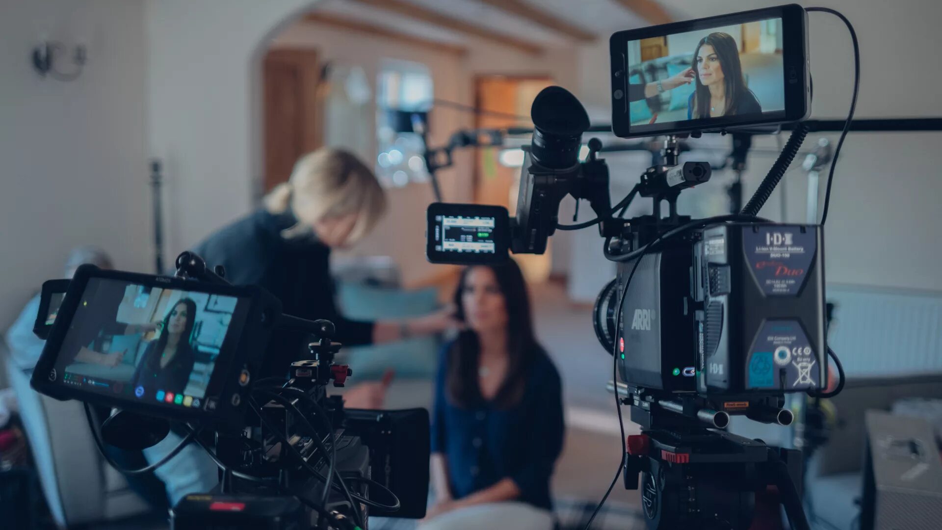 Микрофон k750. Микрофон для фотоаппарата. Микрофон canon sm-v1. Репортеры с камерами и микрофоном. Запись с камеры и микрофона.