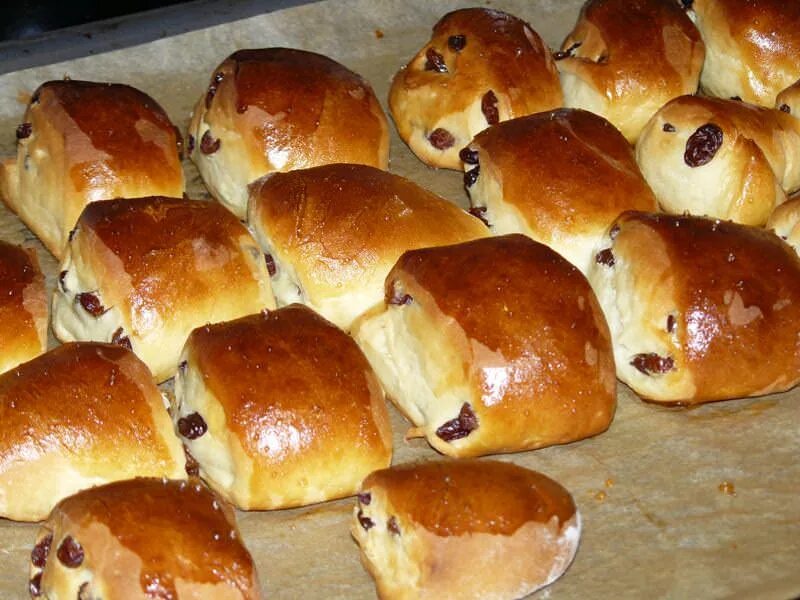 Булочки сдобные с изюмом в духовке