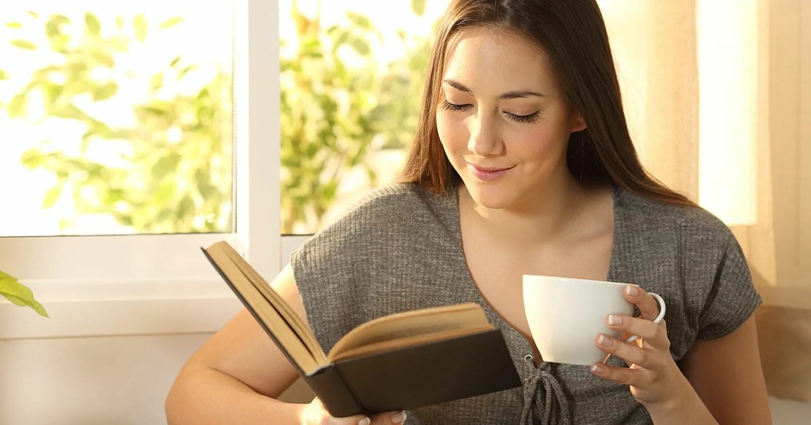 She s reading now. Женщина расслабляется. Девушка читает за столом. Девушка читает книжку. Человек читает бумаги за столом.