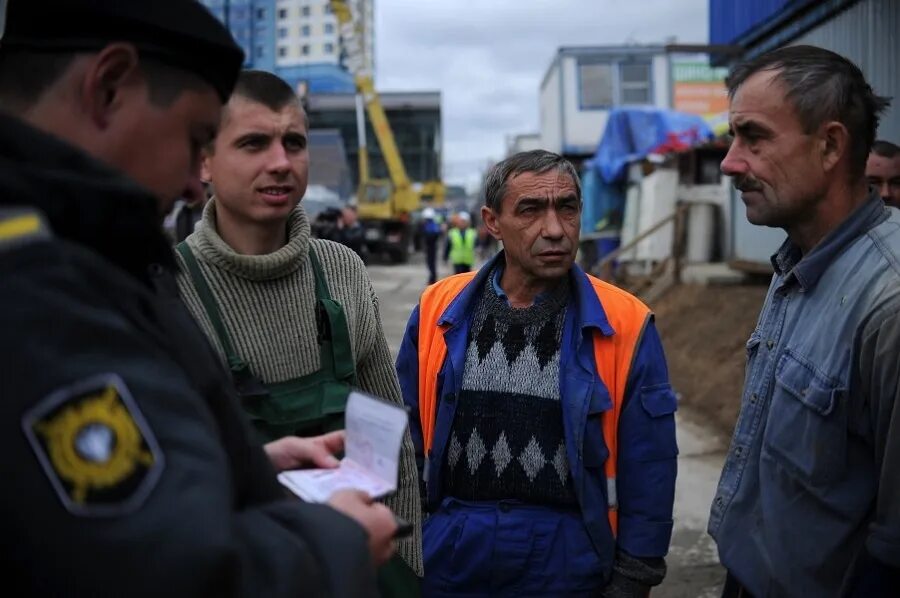 Гастарбайтер 3. Гастарбайтеры в москве. гастарбайтеры в россии. мигранты гастарбайтеры. мигранты в москве.