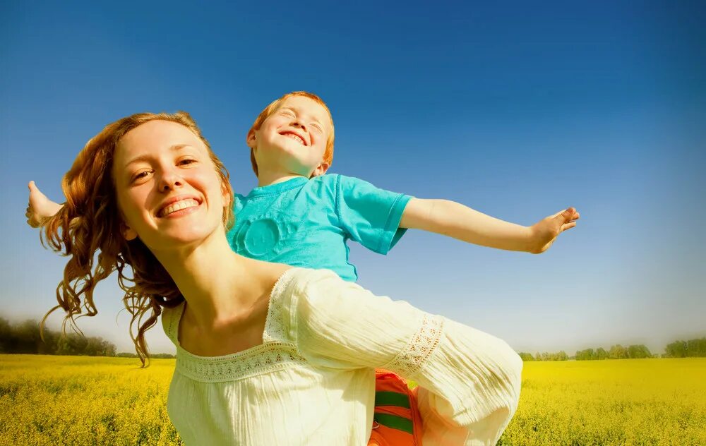 Kid moment. Радостные дети. Счастливый ребенок. Счастливая мама с ребенком. Женщина с ребенком.