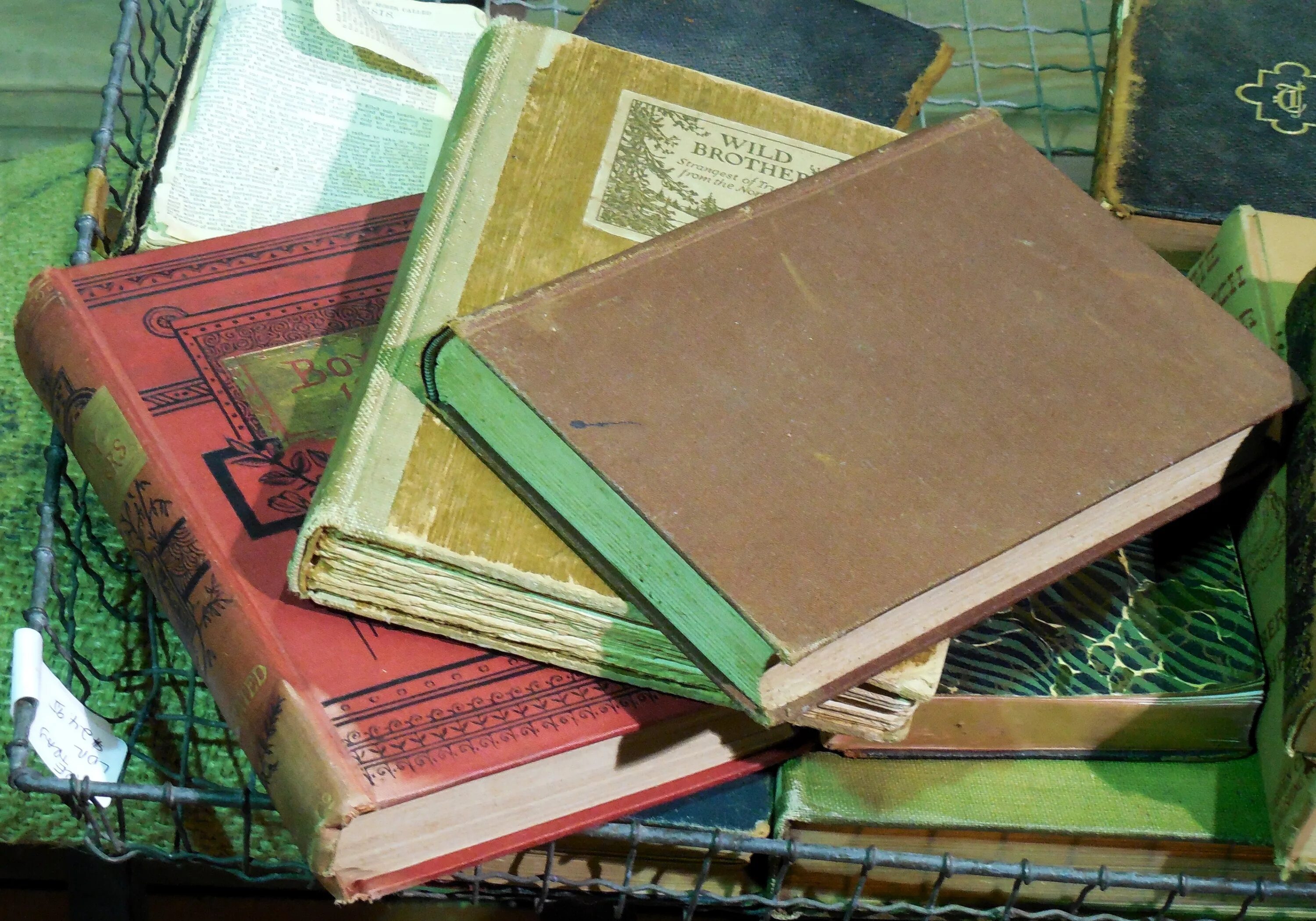 Библиотека старых учебников. Старая тетрадь. Старая книжка. Старинные книги. Книжные издания.
