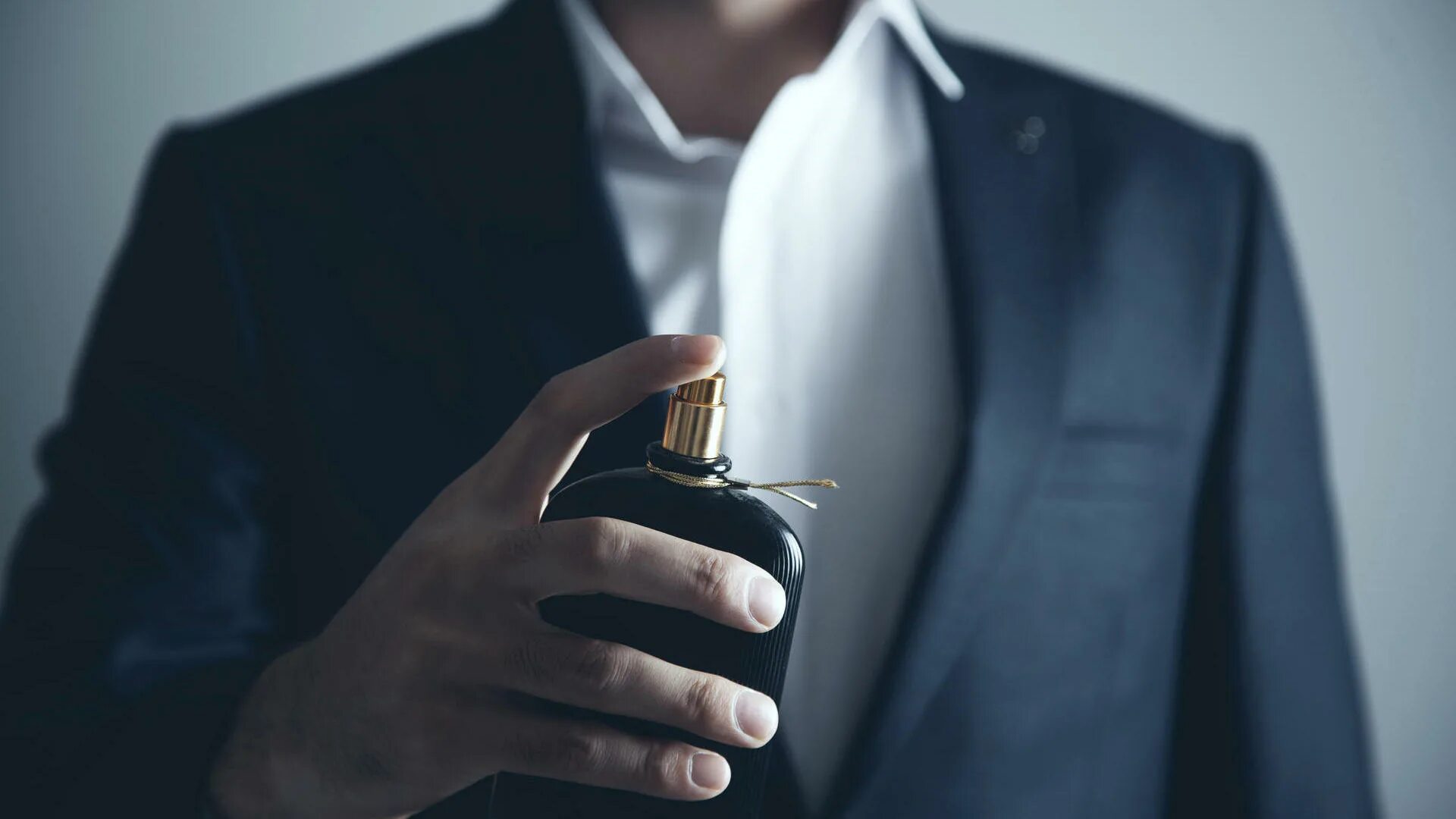 Самые мужские запахи. Парфюм для мужчин. Духи для мужчин. Парень с парфюмом. Парфюмерия в деловом стиле.