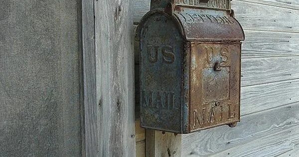 Старинный почтовый ящик. Деревянный почтовый ящик. Старый деревянный почтовый ящик. Каменный почтовый ящик. Почтовый ящик 19 века