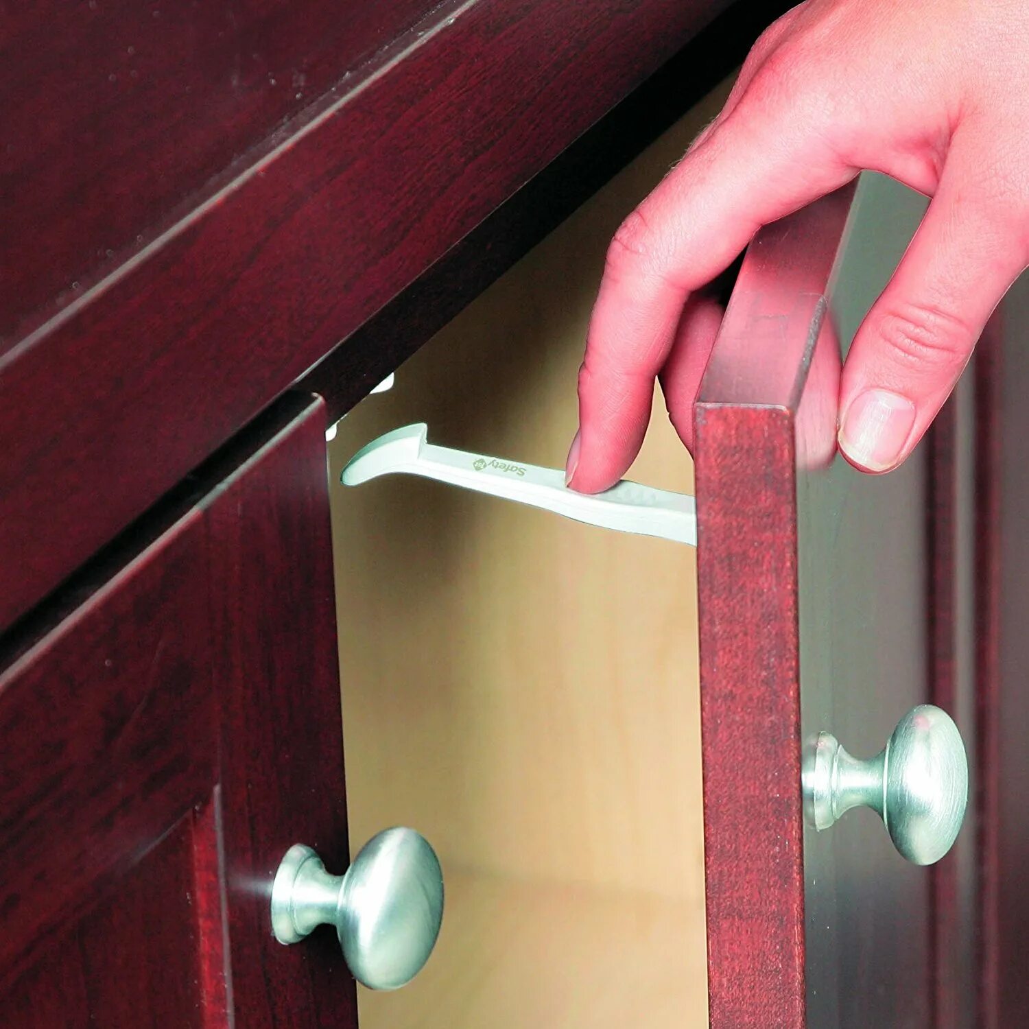 Чем можно закрыть шкаф. Cabinet & Drawer Latch 39092760 Safety 1st. Ограничитель распахивания двери. Защита на выдвижные ящики от детей. Защёлки для ящиков от детей.