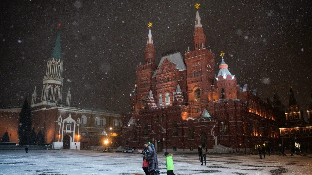 Москвичи летом. Кремль ночью зимой. Москва и жизнь. Москва когда будет минус 30. Москва минус 20.