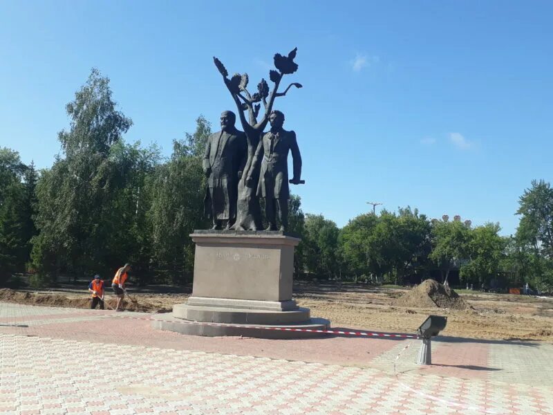 Памятники петропавловск казахстан. Петропавловск абай пушкин. Петропавловск достопримечательности. Петропавловск ско. Памятник батырам карасаю и агынтаю.