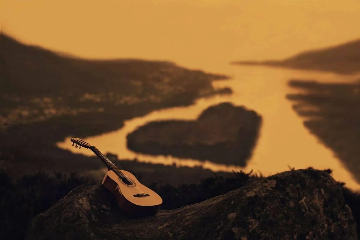 Гитара на природе. Гитара пейзаж. Гитара в горах. Гитара фон.