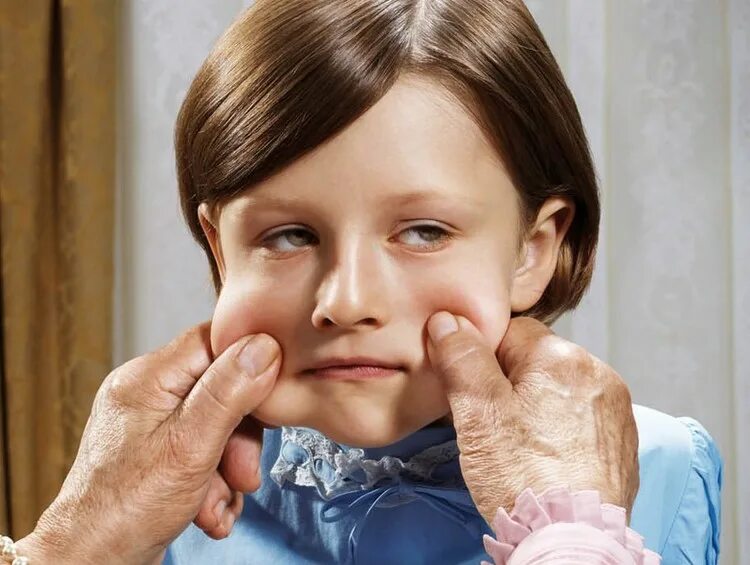 Трогаю щекой. Трогаю щекой. Парень держит девушку за щеки. Каждый найдет свою щекастую. За щеку.