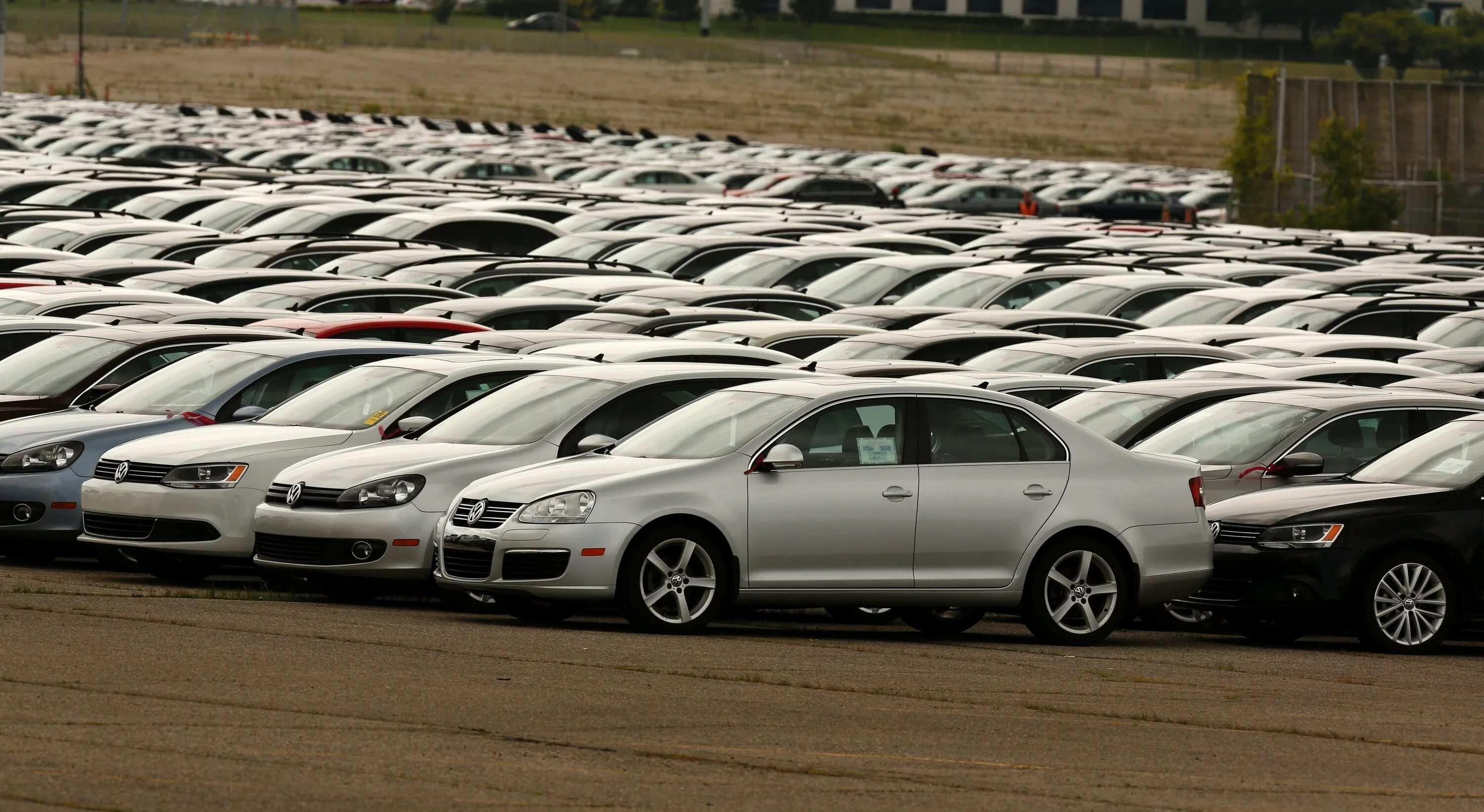 Auto est. Дизельгейт Фольксваген. Дизельгейт Фольксваген стоянка. Стоянка машин с дизельгейт. Кладбище Фольксвагенов в США.