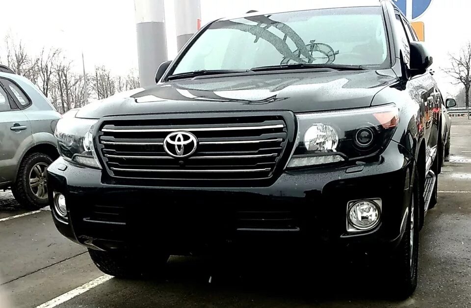 Решетка тойота ленд крузер. Черная решетка радиатора toyota land cruiser 200. черная решетка радиатора тойота ленд крузер 200. решетка тойота ленд крузер 200. toyota land cruiser 200 решетка антихром.