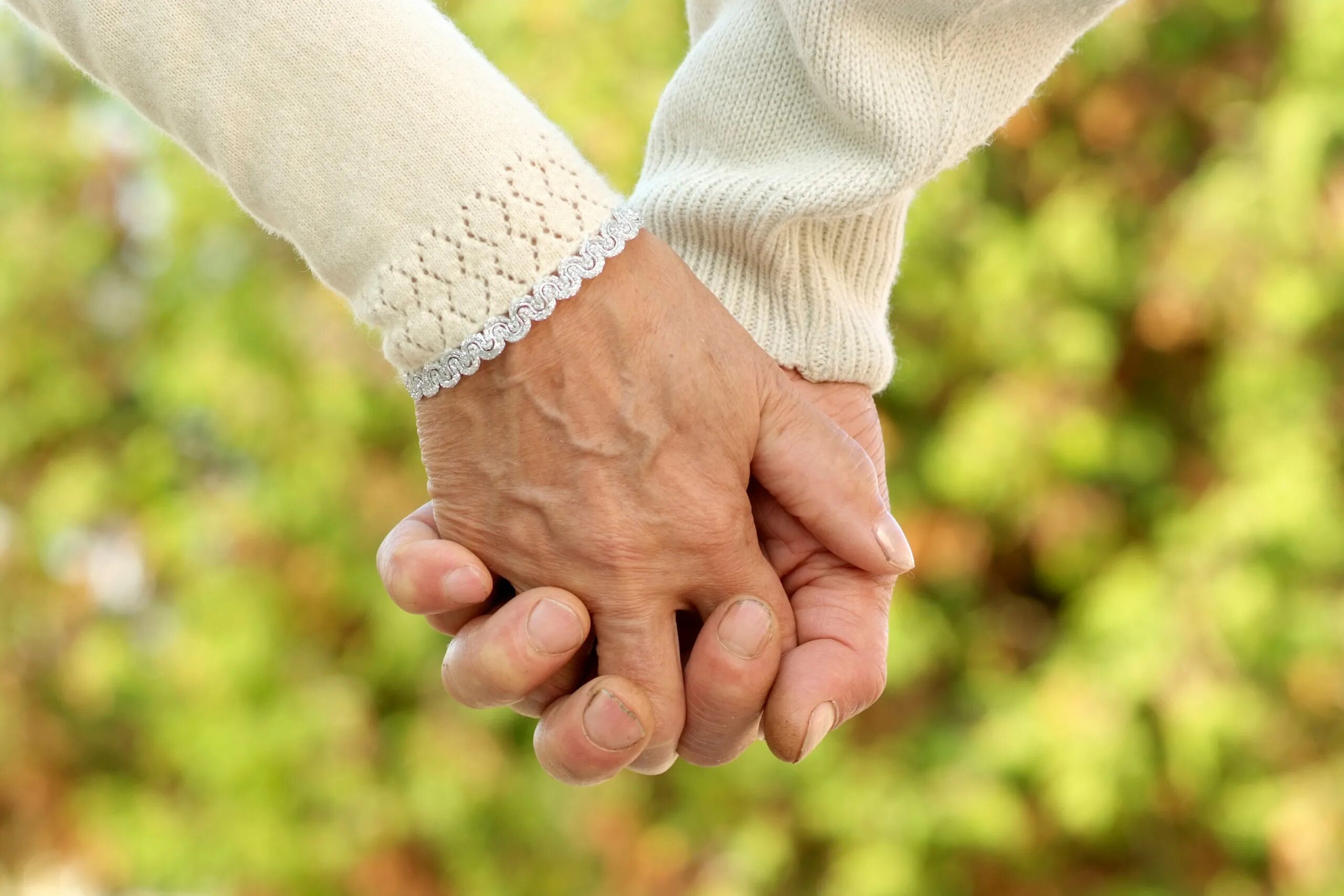 Видео пожилым супругам. Рука в руке. Пожилые за руки. Пожилая пара руки.