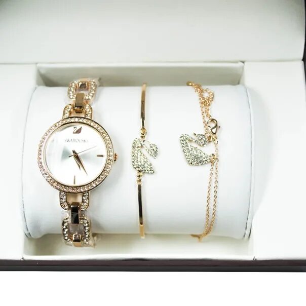 Набор часы браслеты. Браслет в наборе часов. Набор часы с браслетами женские. Часы с браслетом в комплекте. Подарочный набор Swarovski.