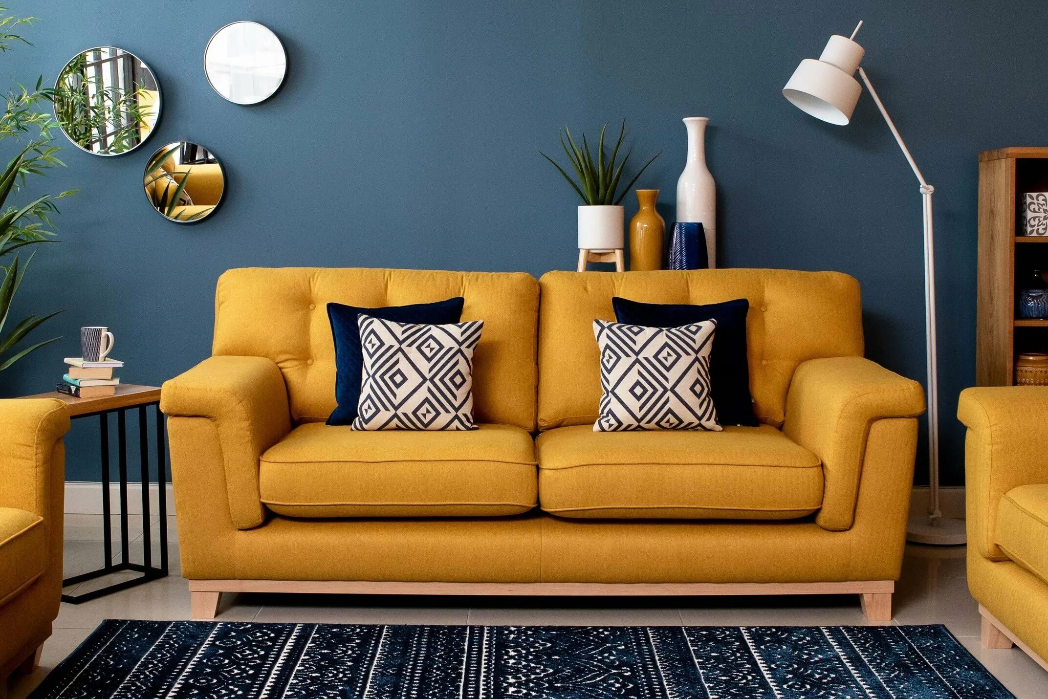 Горчичный в интерьере. Синие стены желтый диван. Горчичный диван и голубые стены. Гостиная в сине горчичном цвете. Диван горчично-синий.